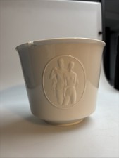 2511023 KPM Arkadia Übertopf Porzellan Weiß 1. Wahl 12 cm Höhe mit kl. DEFEKT