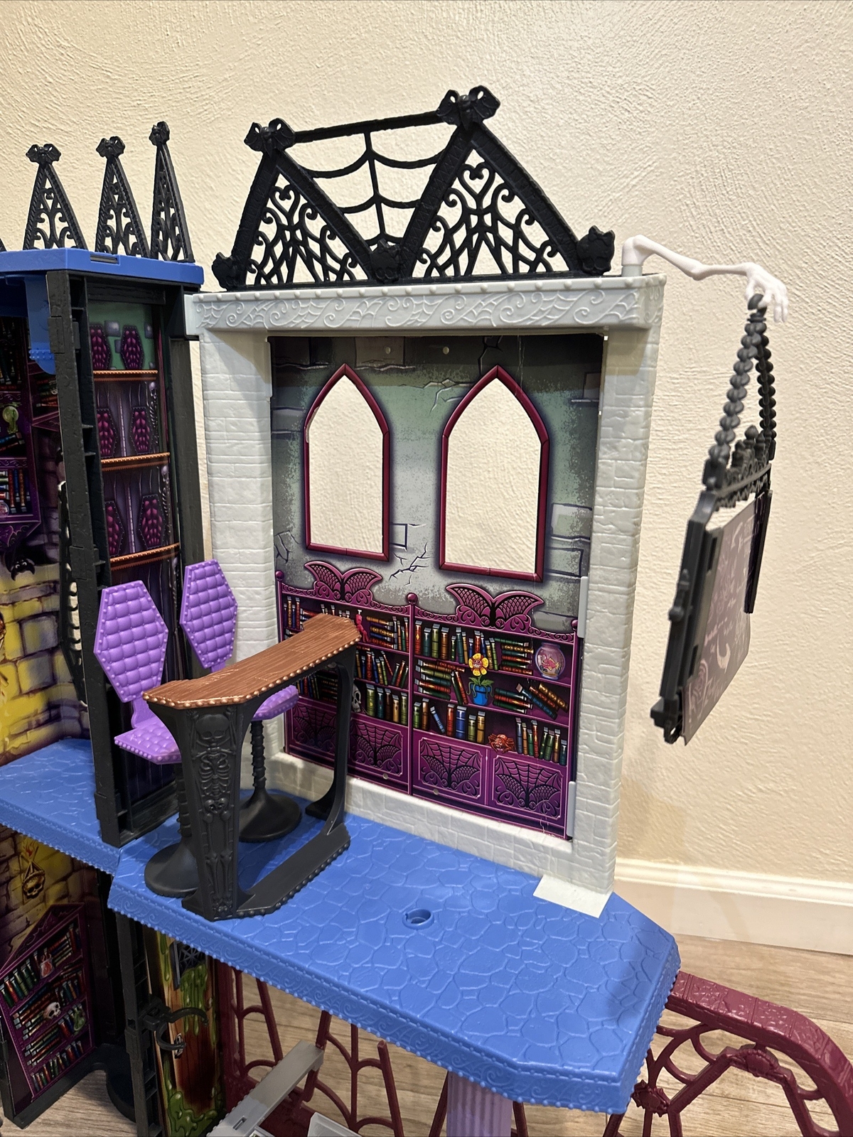 Monster High Doll House Deadluxe High School Playset Castle Accessories