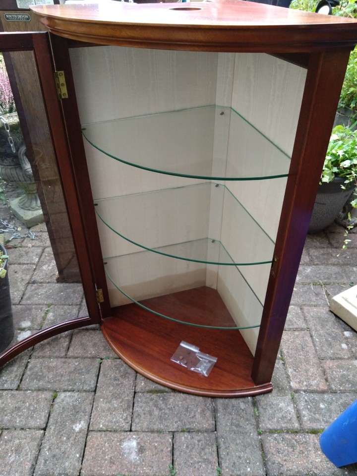 Beautiful Wall Mounting Single Door Glazed Corner Quality Display