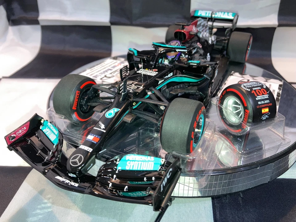 1:18 Minichamps 110210444 Lewis Hamilton Mercedes W12 100 Pole Spagnole GP 2021 - Immagine 4 di 4