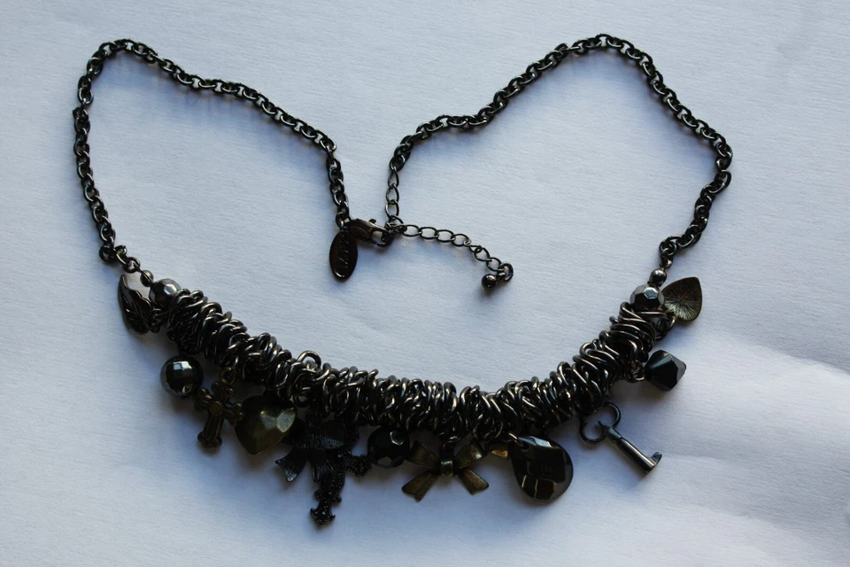 SIGUIENTE COLLAR ESTILO 'GÓTICO' NEGRO con Cruces, Arcos, Corazones y Cuentas de Latón Foto 2 de 4