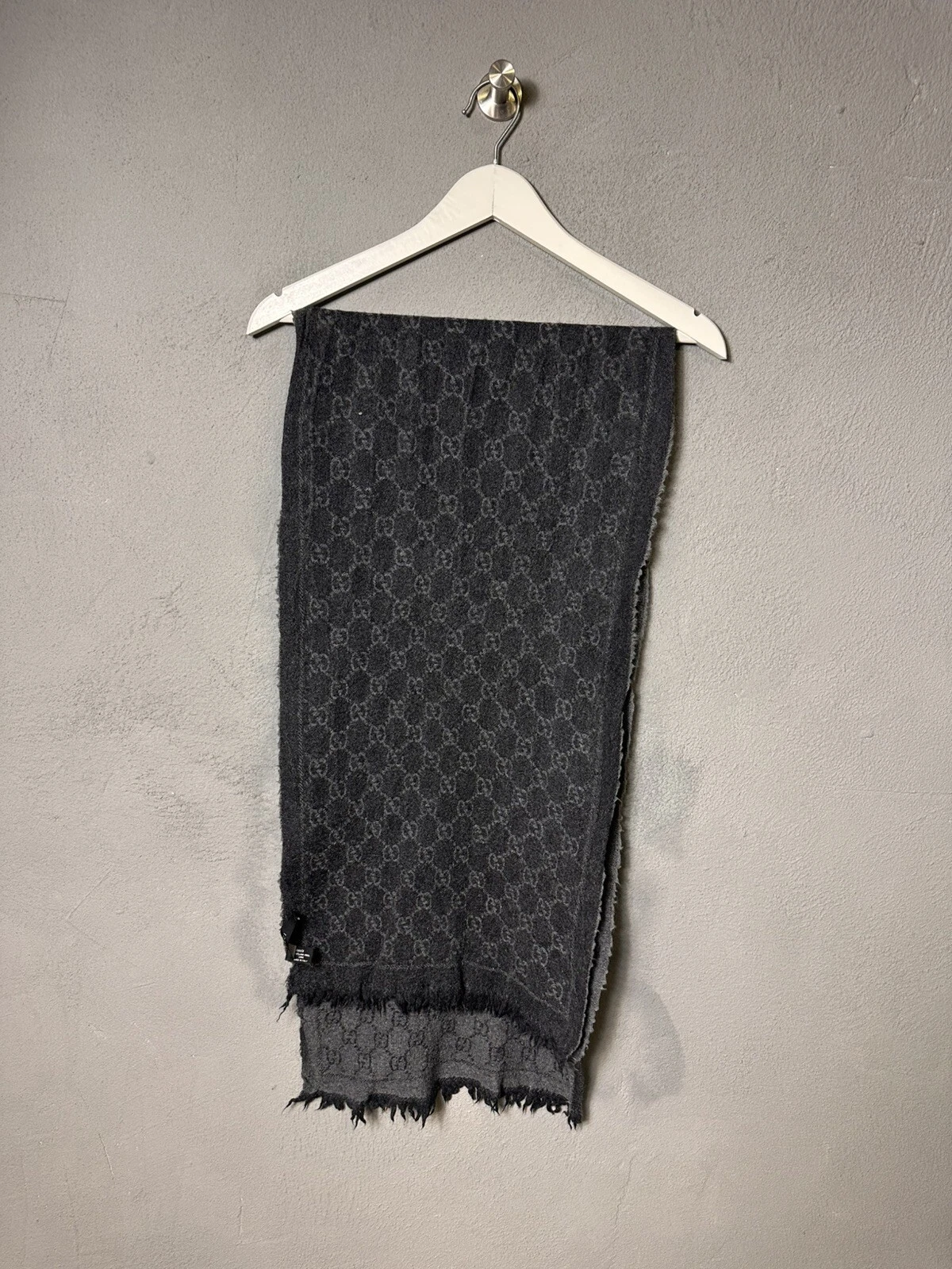 Authentique foulard Gucci gris monogramme