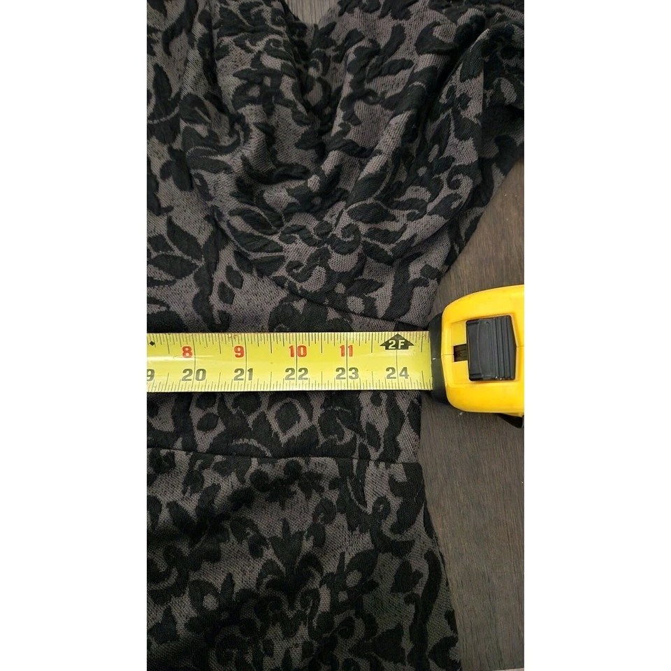 Vestido recto negro con textura Speechless para mujer talla grande 3XL mangas de campana divididas Foto 3 de 4