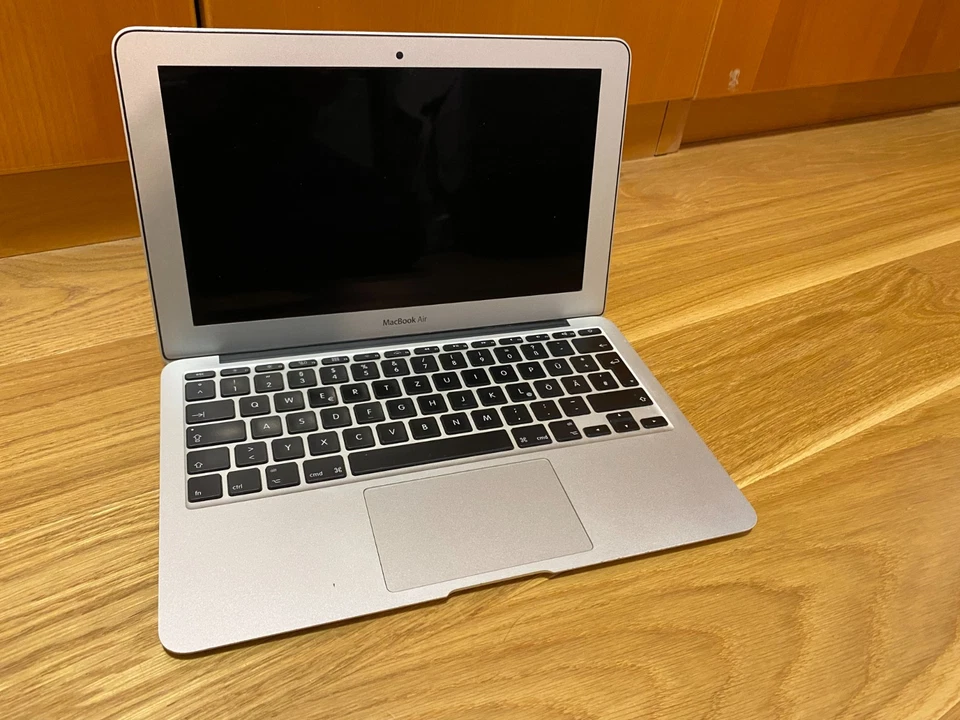 Apple MacBook Air 128GB SSD, 1,4 GHz Dual, 4GB Ram, 1,5GB Grfk, MacOS 15 Sequoia - Bild 3 von 4