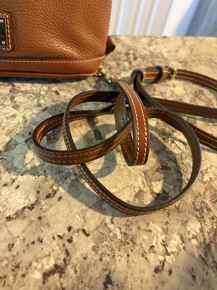 Bolso Bandolera Dooney & Bourke Cuero Guijarro MINI Cremallera Bitsy Cartera Caramelo Foto 3 de 4