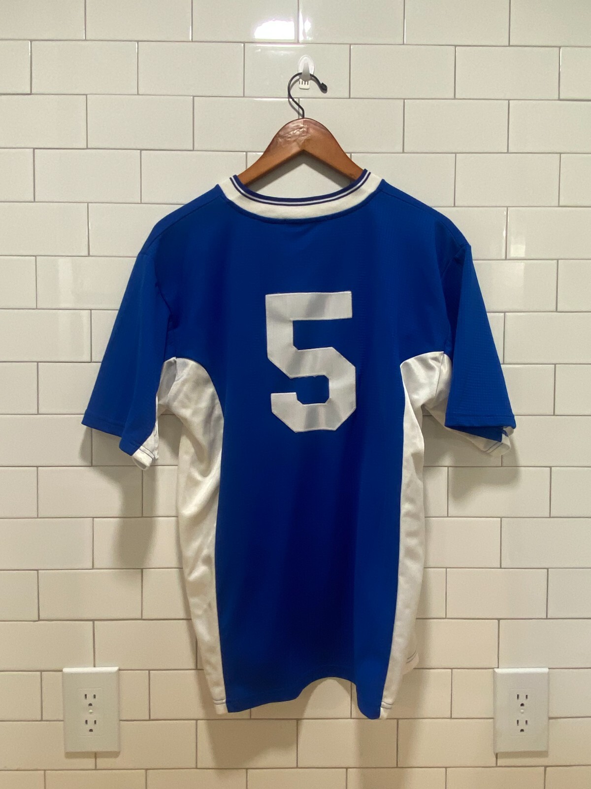 Camicia da allenamento vintage Fila da uomo piccola bianca blu poliestere manica corta collo a V