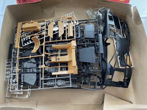 Vintage Revell 1/16 Lamborghini Countach Quattrovalvole Model Kit Unbuilt - Picture 5 of 5