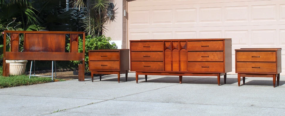 Kent Coffey Perspecta Estilo Mid-Century Nogal y Cómoda, Mesitas de Noche y HB, 4 piezas Foto 3 de 4