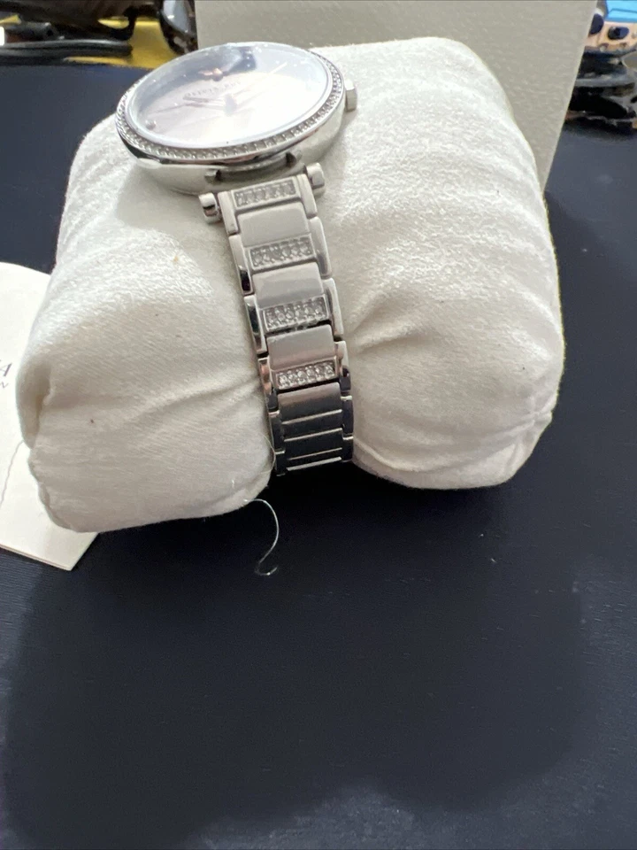 Reloj Pulsera Olivia Burton T-Bar Tono Plateado Acero Inoxidable Malla 32mm Foto 3 de 4