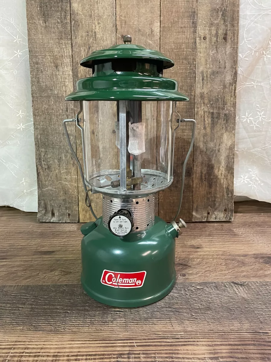 VINTAGE COLEMAN 2 MANTLE LANTERN MODEL 220F