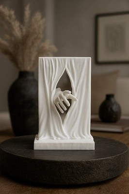 The Hand Beyond the Veil   Surreale Skulptur, modernes Deko-Objekt