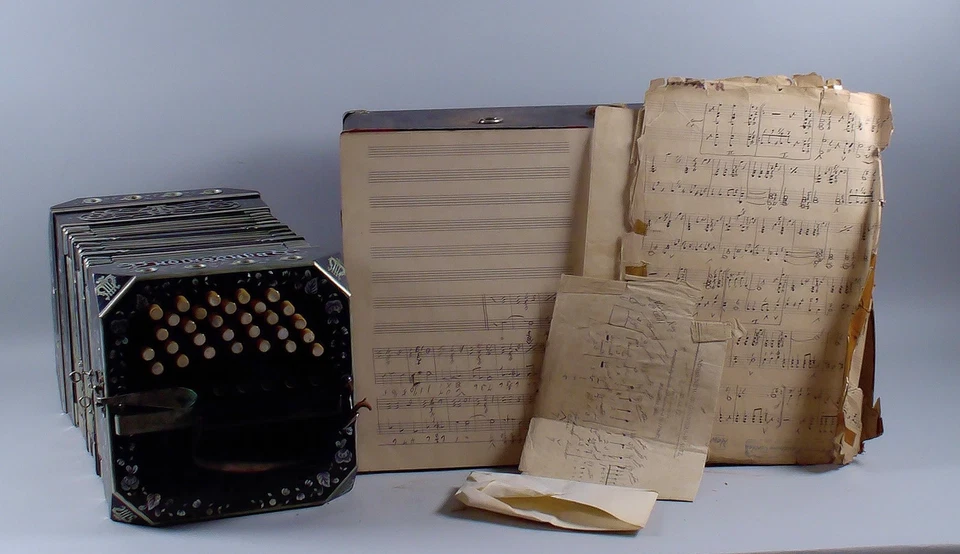 (REVISIÓN 1ª) Bandoneón F Brida Concertina Chemnitz-Sa C.F. Ulhig con estuche rígido Foto 2 de 4