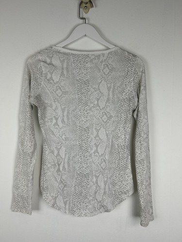 Lululemon Long Sleeve Shirt Fitted Small Woman S Animal Print Gray White T-Shirt - Picture 2 of 3