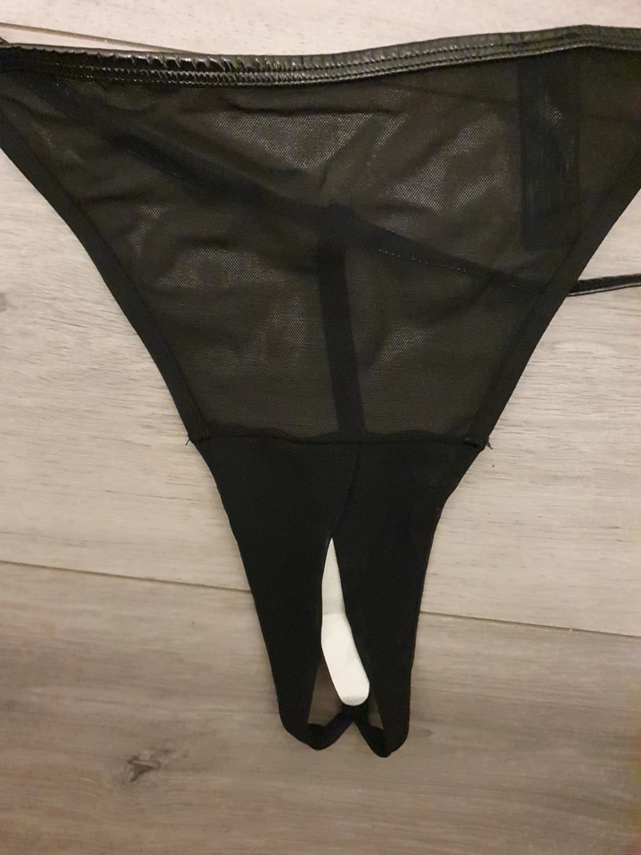 Brandneu ohne Etikett Ann Summers durchsichtig schwarz feines Netz & PVC geteilter Schritt Tanga Größe 16-18 - Bild 3 von 4