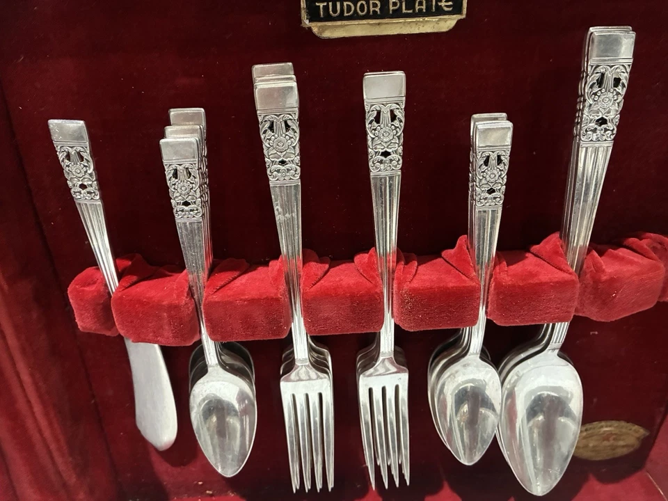 Oneida Community Coronation 1936 Silverplate Flatware Set In Wood Chest 51 pc - Image 2 of 4