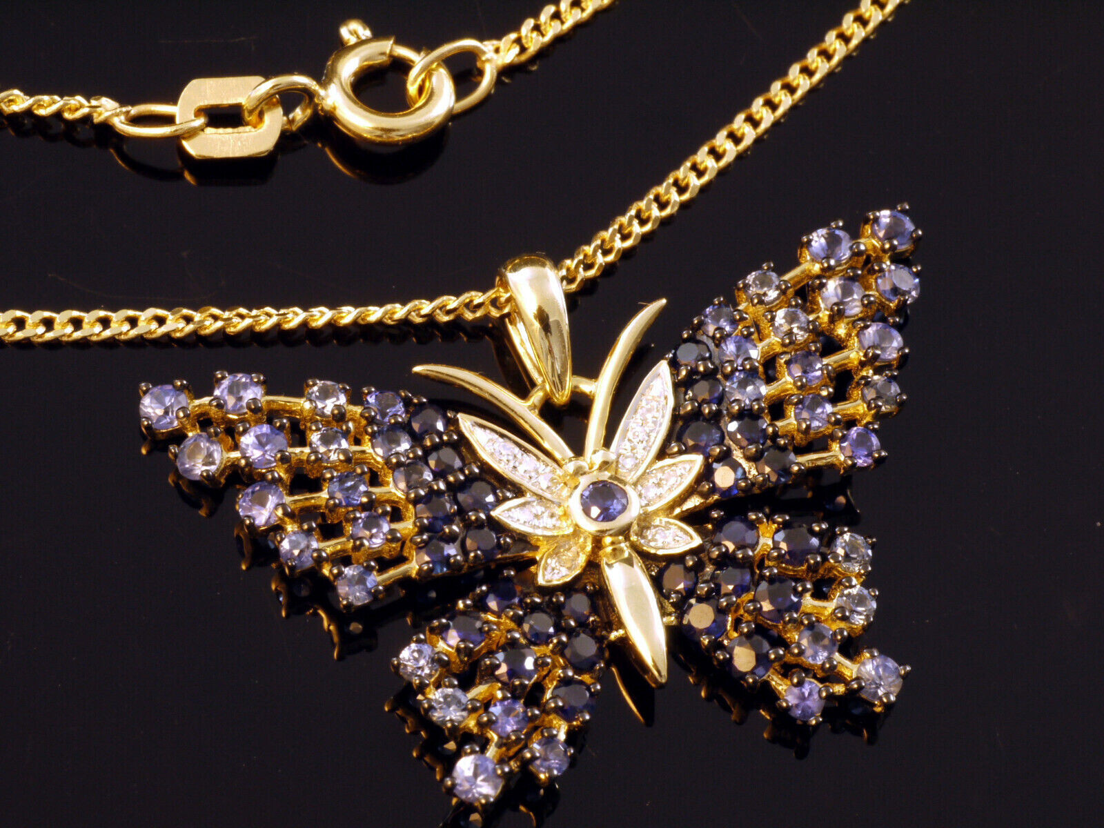 Elegantes Goldkette Mit Schmetterling Bild
