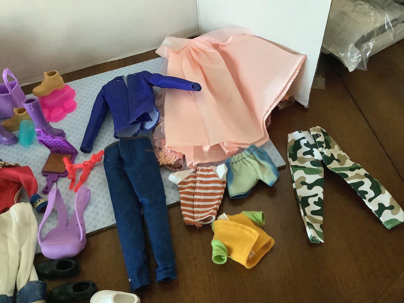 Lot 40 pcs Barbie Clothes and Accessories, some Vtg