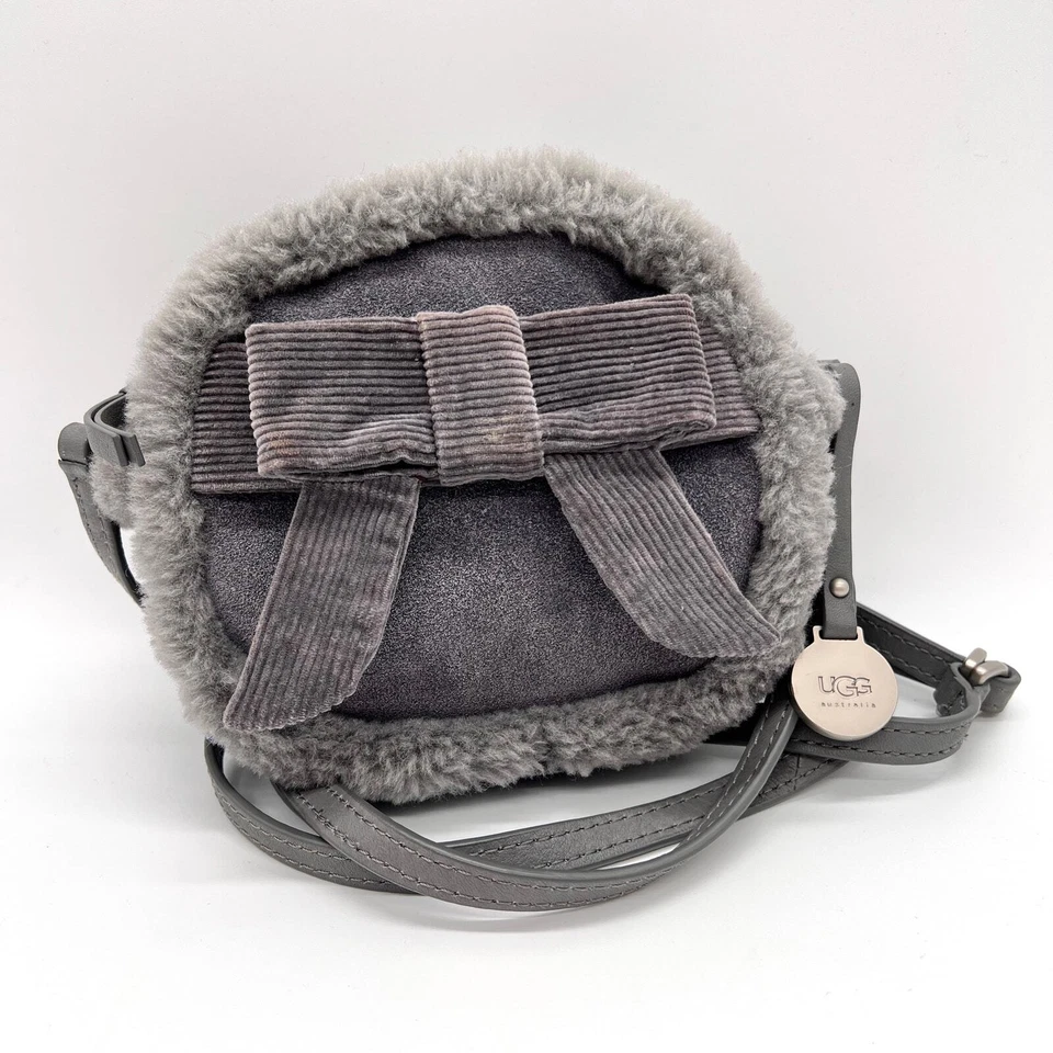 UGG Bailey 蝴蝶结迷你斜挎包女式小号灰色圆形剪绒麂皮绒毛皮 — 第 2/4 张图片