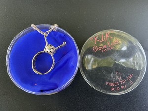 Authentic Vintage KliK Glove Lock Gold Plated Finger Tip Grip Glove Holder Original Box