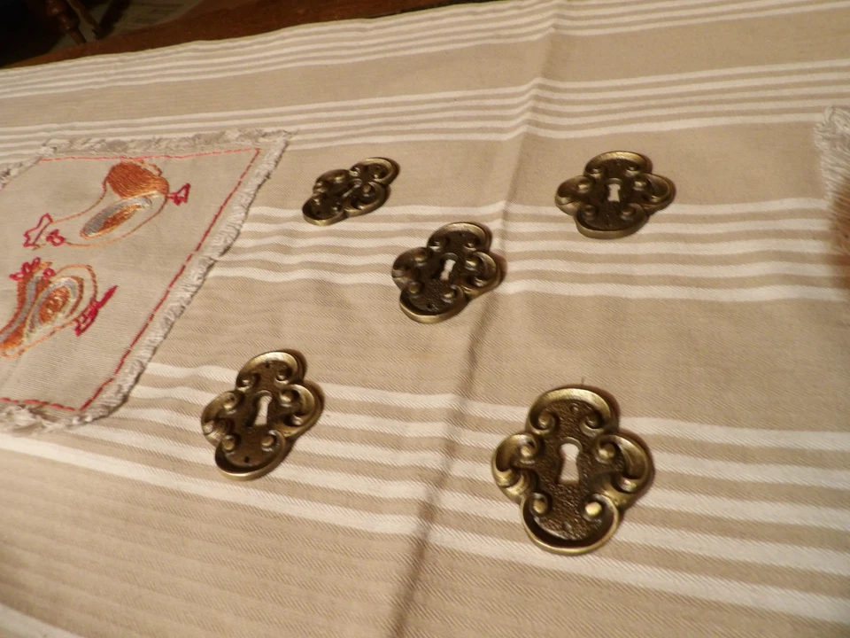 Anciens cache-trous de serrure,bronze,laiton,ornement,meuble,1920 - Photo 2/4