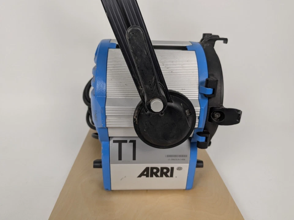 Arri T1 位置菲涅尔,1000 瓦,带夹座无灯未经测试 — 第 4/4 张图片