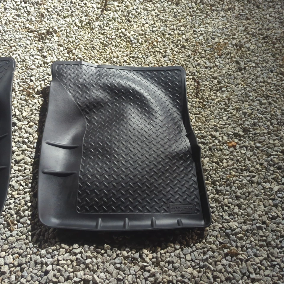 Husky 31001 se adapta a Chevrolet Suburban 1980-1991 4x4 2 piezas forros de piso delantero negros Foto 4 de 4