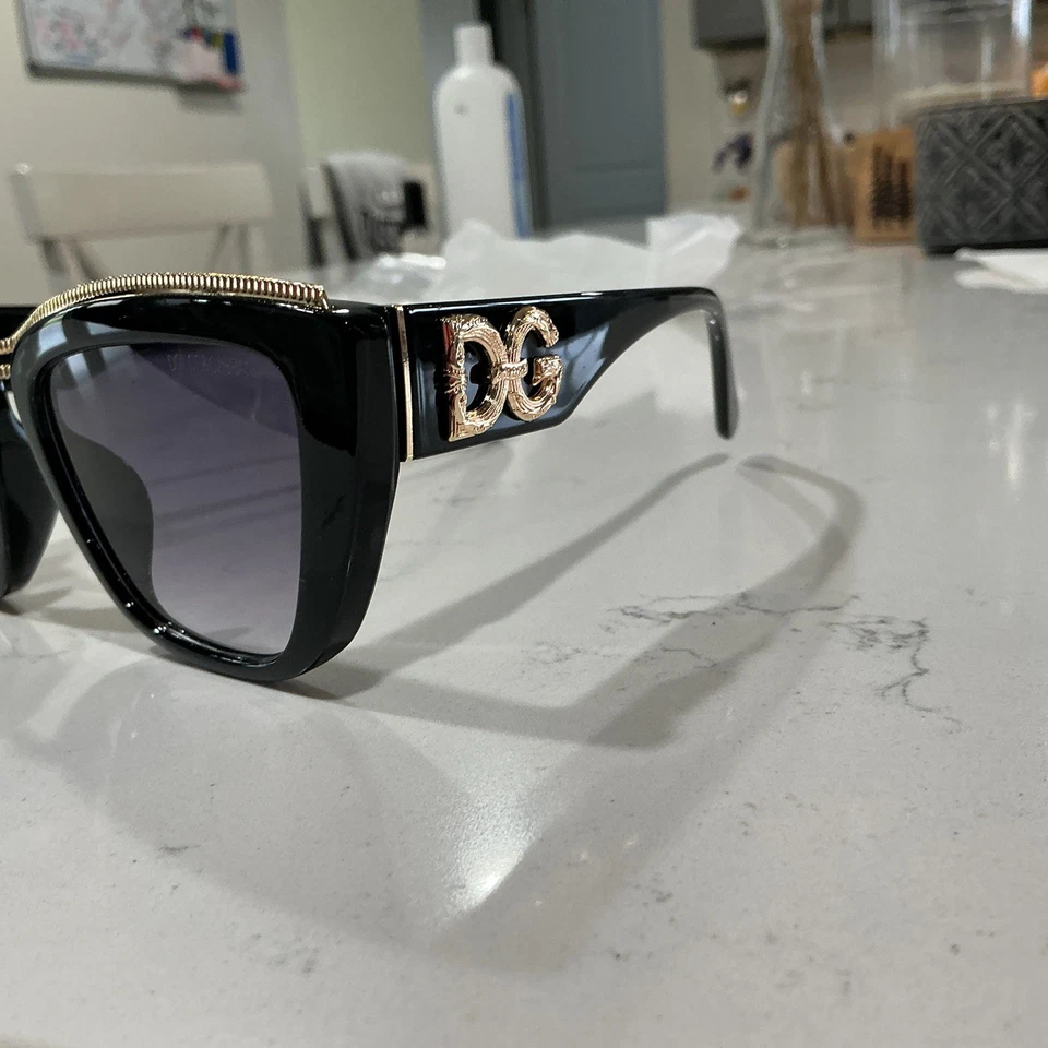 Gafas de sol Dolce negras ojo de gato con detalles dorados y logotipo hechas en Italia Foto 3 de 4