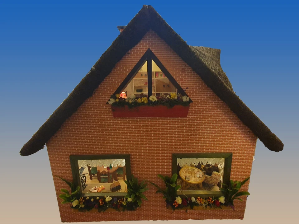 Vintage Puppenhaus, Bauernhaus mit Rieddach 60er, Unikat Eigenbau - Bild 3 von 4