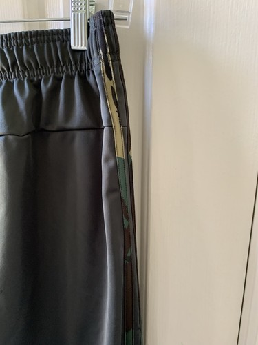 Pantalones deportivos Adidas Essentials para hombre regulares cónicos 3 rayas camuflados talla pequeña nuevos con etiquetas - Imagen 10 de 11