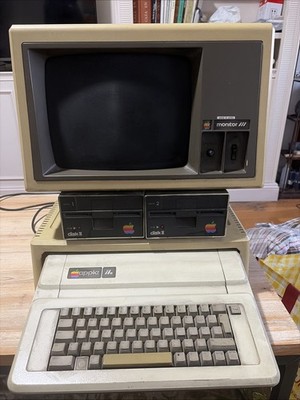 Apple IIe Vintage Computer Set + Monitor III + 2 Disk II + Manuals & Software