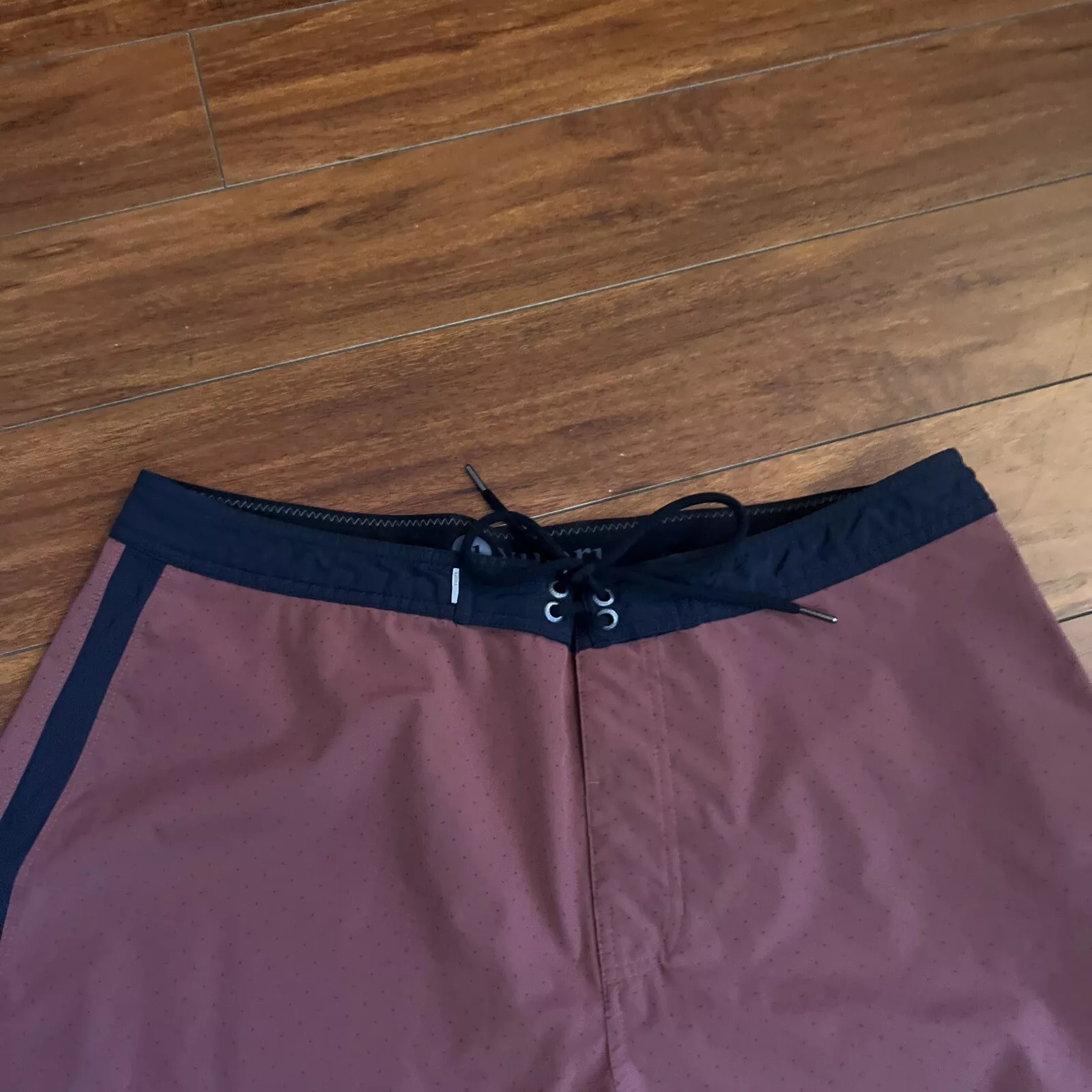 vuori peak polka dot beach swim trunks wetsuit euc shorts
