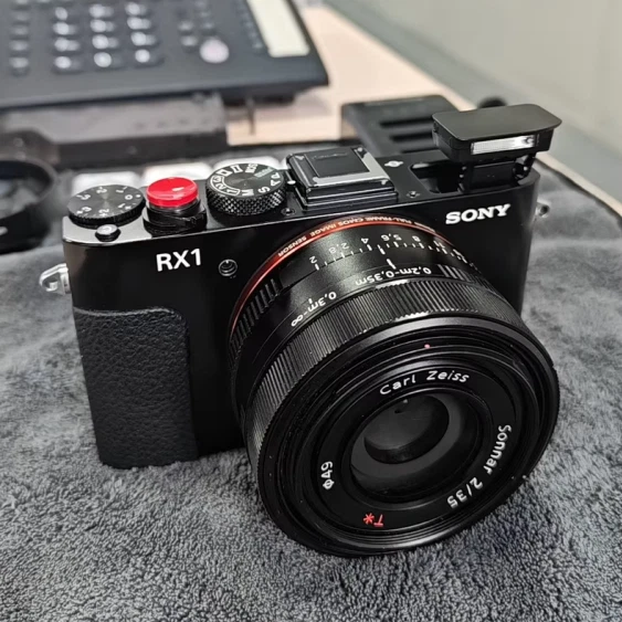 SONY DSC-RX1 フルサイズ・おまけ多数 フルサイズのコンパクトカメラ『RX1』ソニー発表 Photokinaにも出品