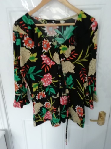 Blusa Elástica Floral Very 16 Negra Verde Naranja Top Detalle Volantes Efecto Envolvente - Imagen 3 de 10