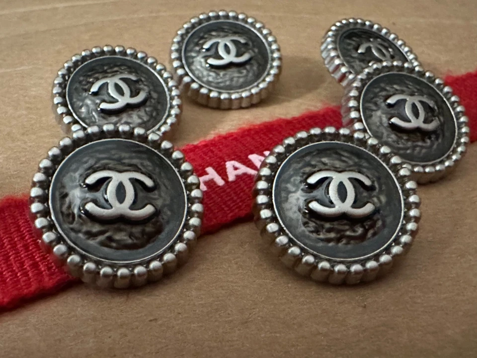 5 CHANEL Buttons Dark Silver / Gun- Metal toned solid metal 18mm 5pcs RARE - Image 4 of 4