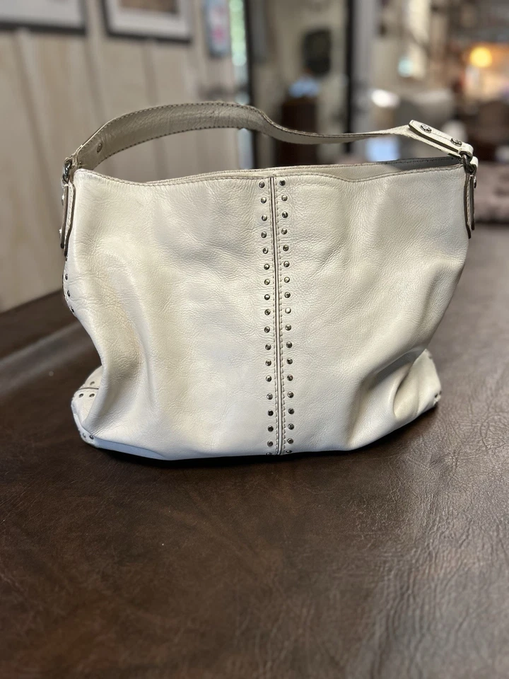 Bolso Hobo Astor Michael Kors Vintage Cuero Blanco Tachonado Foto 2 de 4