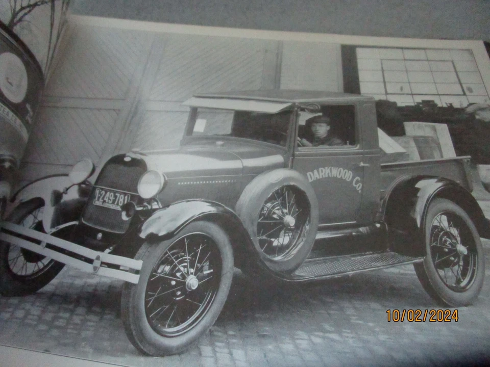 1929 FORD MODEL A-LARGE SIZE DEALER ALBUM-COUPE- SEDAN-PICKUP TRUCK - Image 2 of 4
