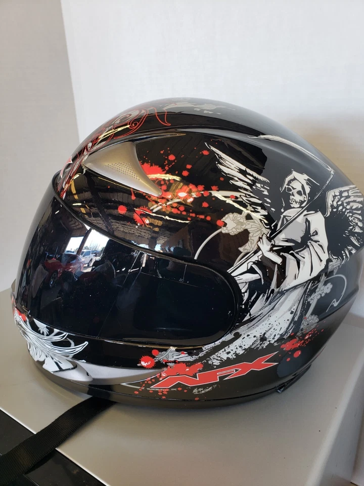 Casco de moto AFX, mediano, antiniebla, negro con gráficos, buen estado. Foto 3 de 4