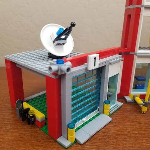 LEGO City 60110 Estación de Bomberos (2016) Retirado Helicóptero Coche Minifiguras Camión de Bomberos - Imagen 9 de 20