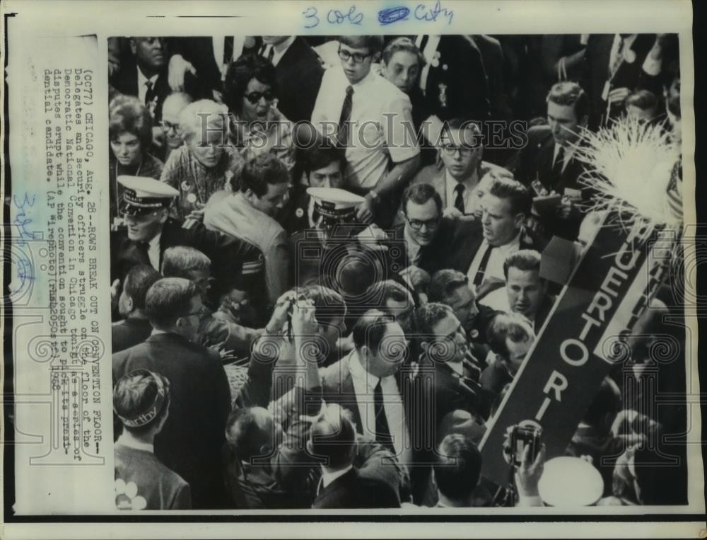 1968 press photo democratic national convention delegate & security officer row