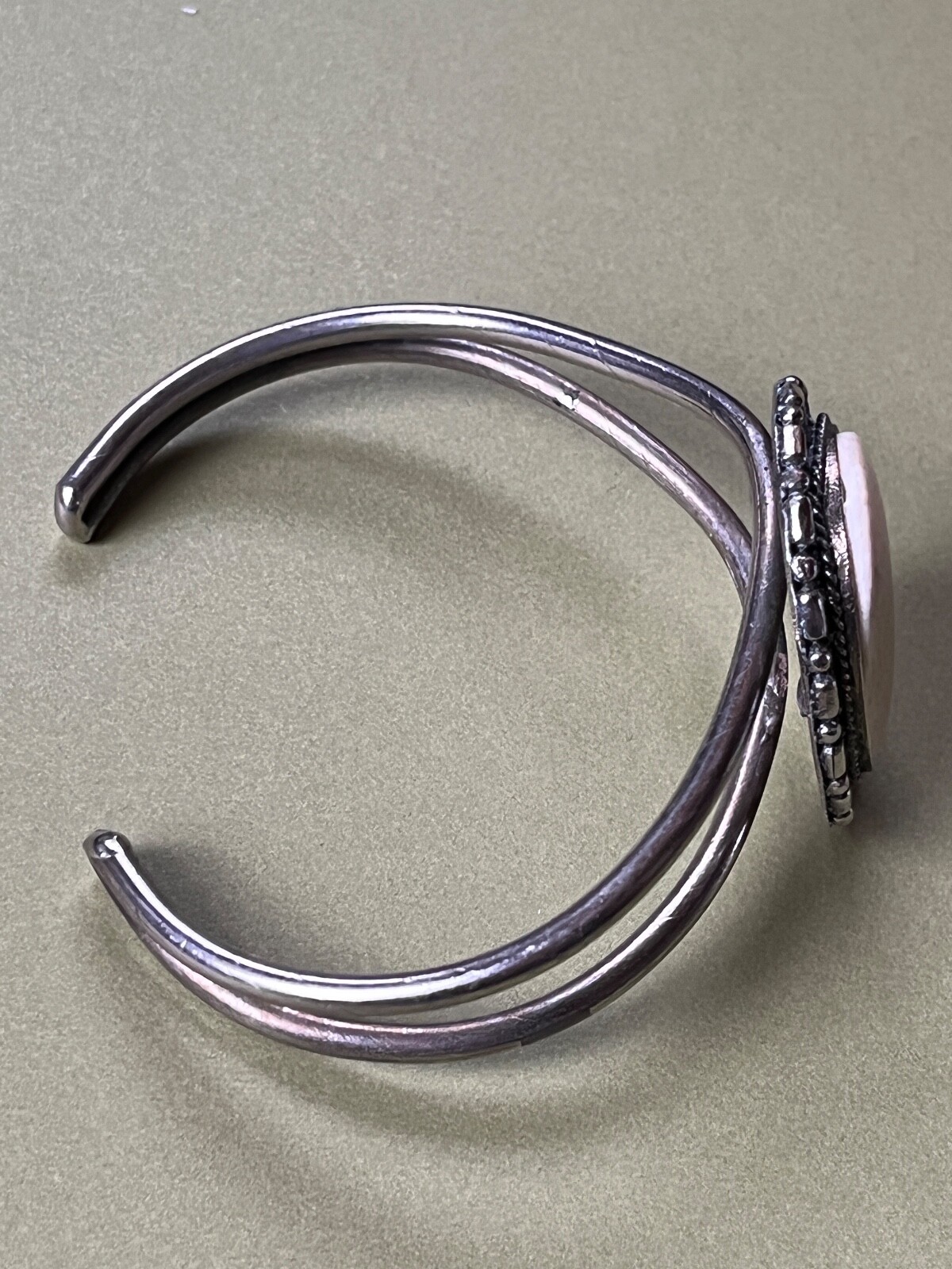 Rustic Split Silvertone w Large Oval Cream Cab Me… - image 3