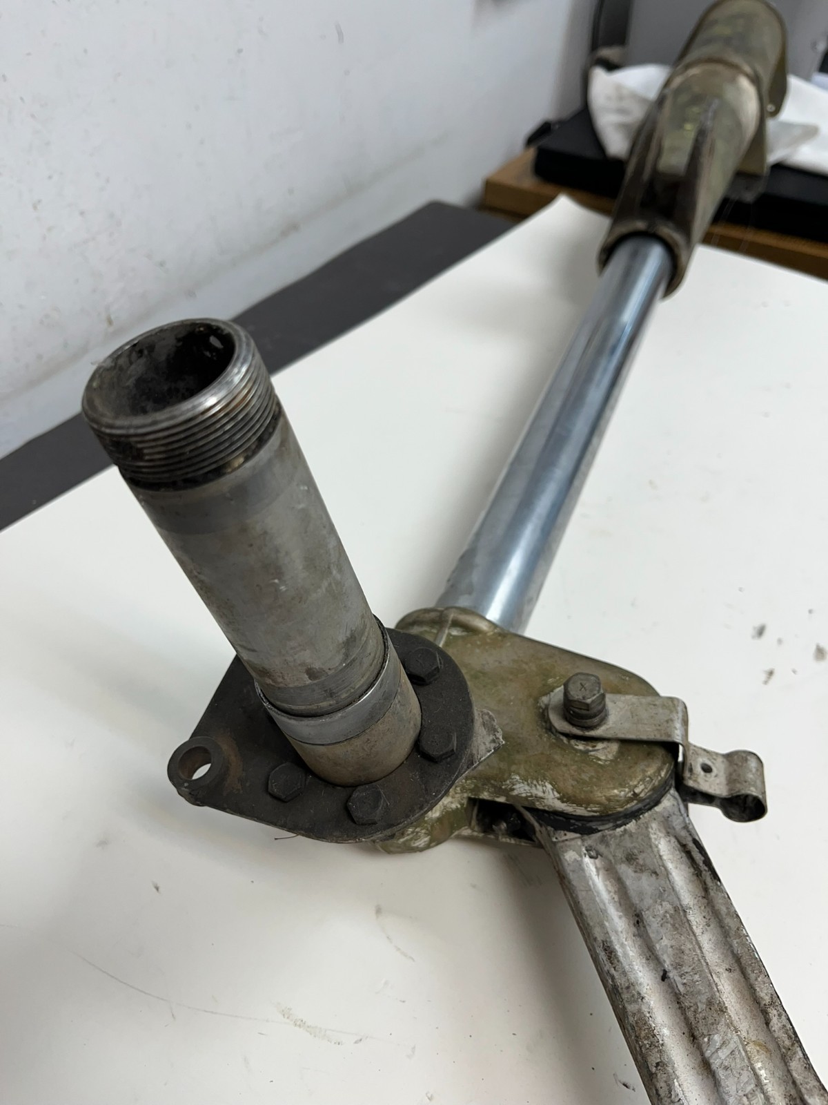 PIPER PA-28 MAIN LANDING GEAR LEG STRUT CYLINDER AXLE 63305-4 AIRCRAFT