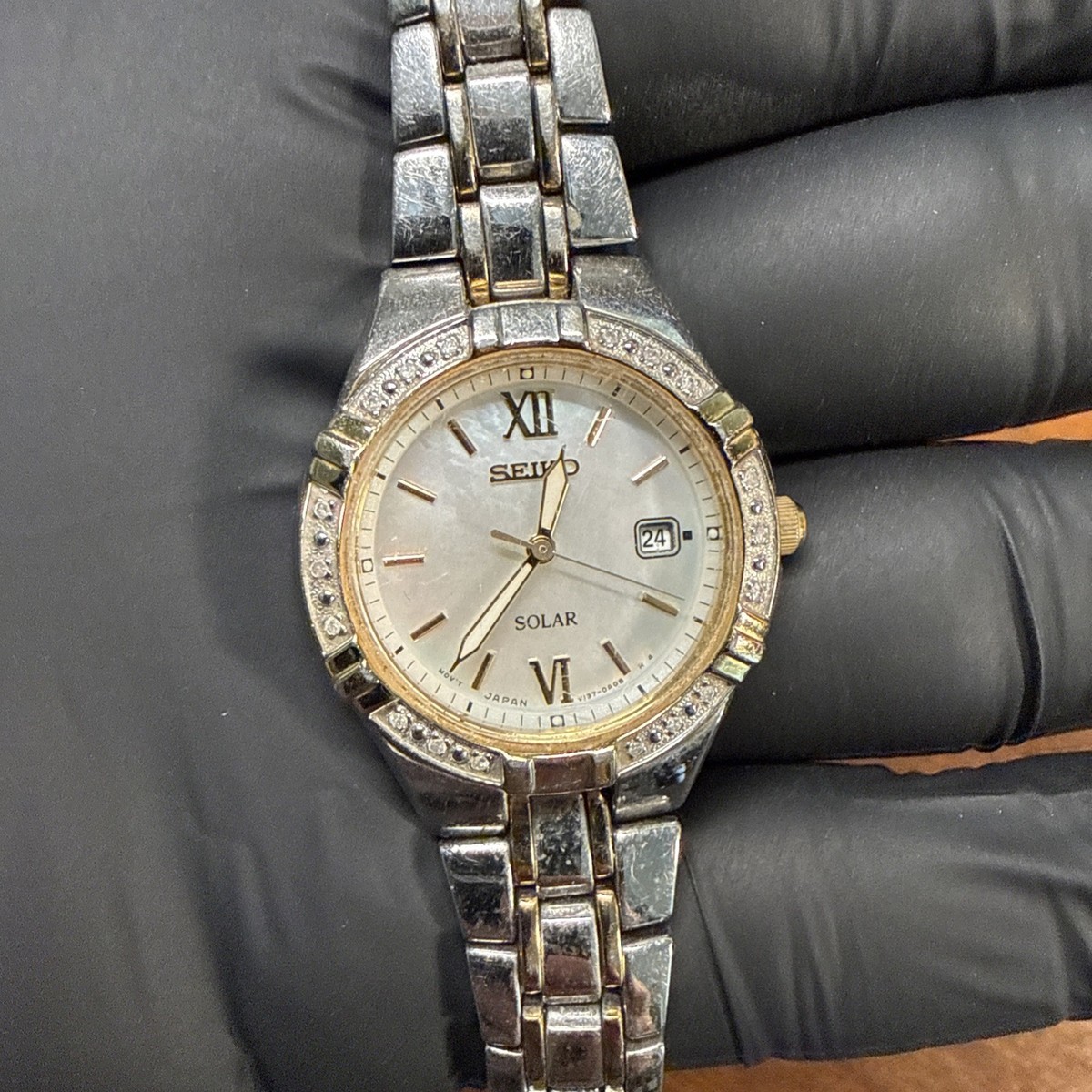 SEIKO ソーラー 腕時計 V137-0AR0 Seiko Solar Women's Watch V137-0AD0 White Dial, Diamond Bezel