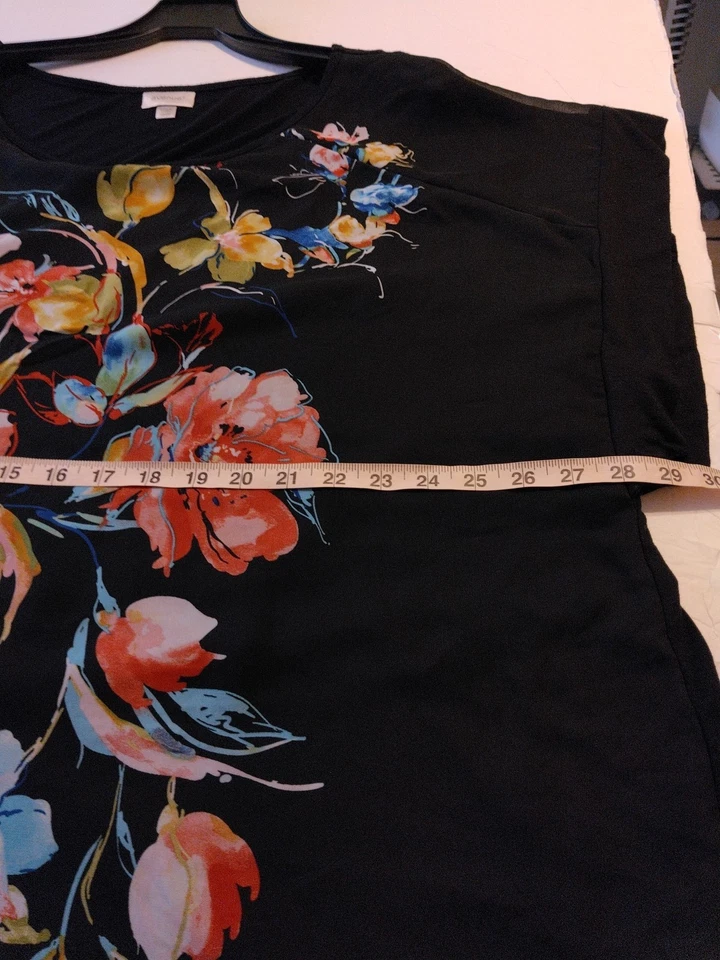 Top túnica Avenue para mujer talla grande 22/24 negro diseño floral femenino elegante Foto 4 de 4