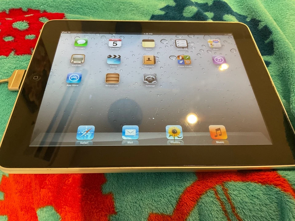 Apple iPad 1st Gen. 32GB, Wi-Fi, 9.7in - Black - Image 2 of 4