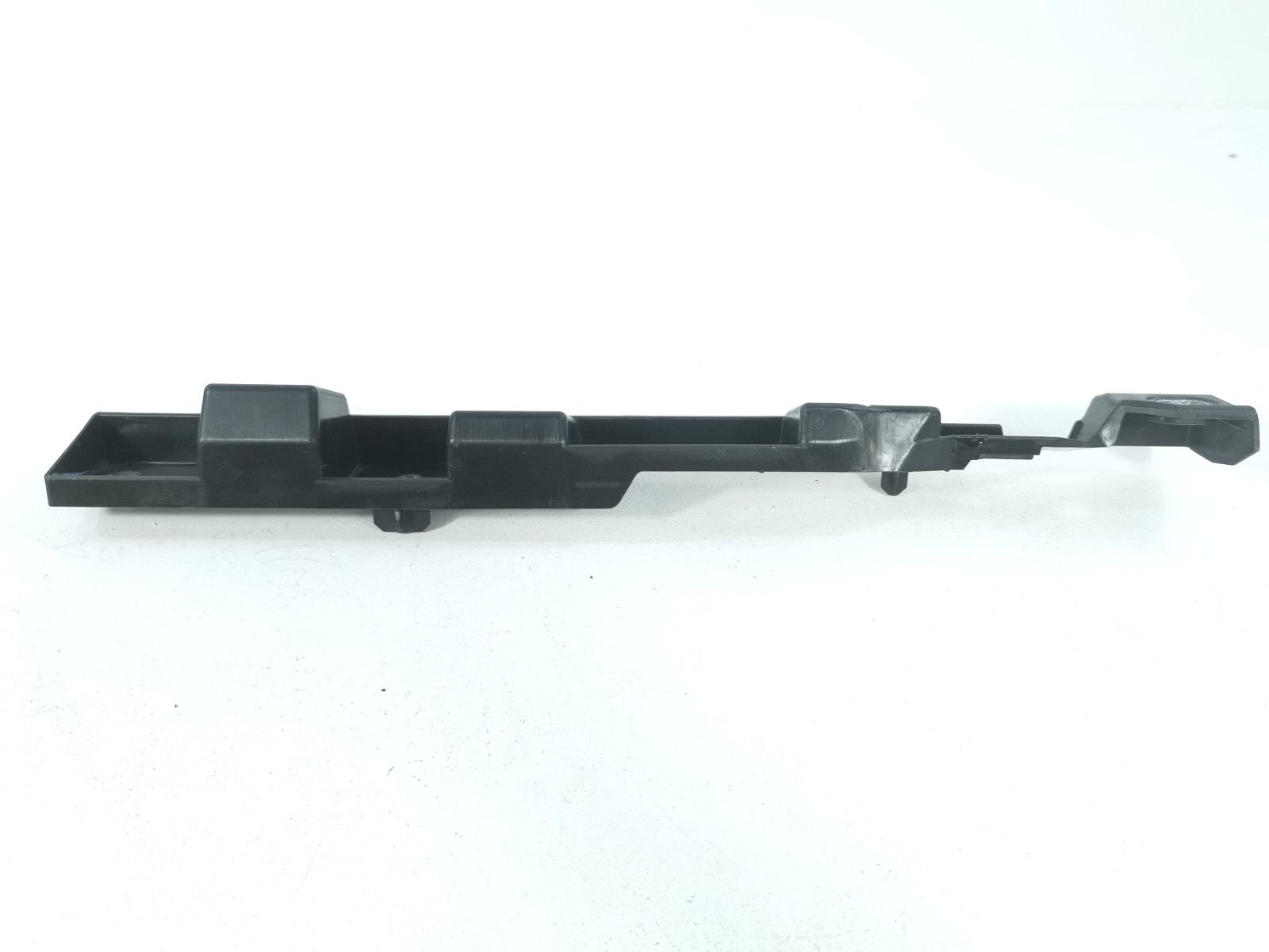 2017 - 2020 Maserati Levante REAR RIGHT SIDE SKIRT MOUNT BRACKET 670032820