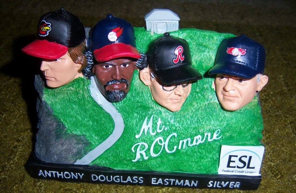 Como nuevo en caja ROCHESTER Red Wings MT. ESTATUA/figura de ROCMORE Susan B. Anthony Foto 3 de 4