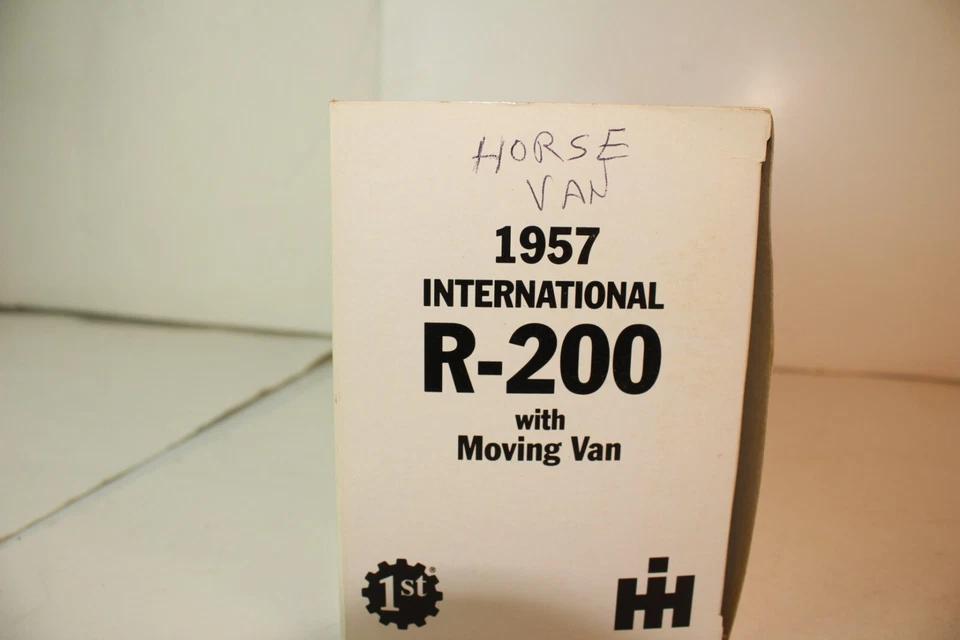 Furgoneta de mudanza de caballos First Gear 1957 International R-200 escala 1:34 Foto 3 de 4