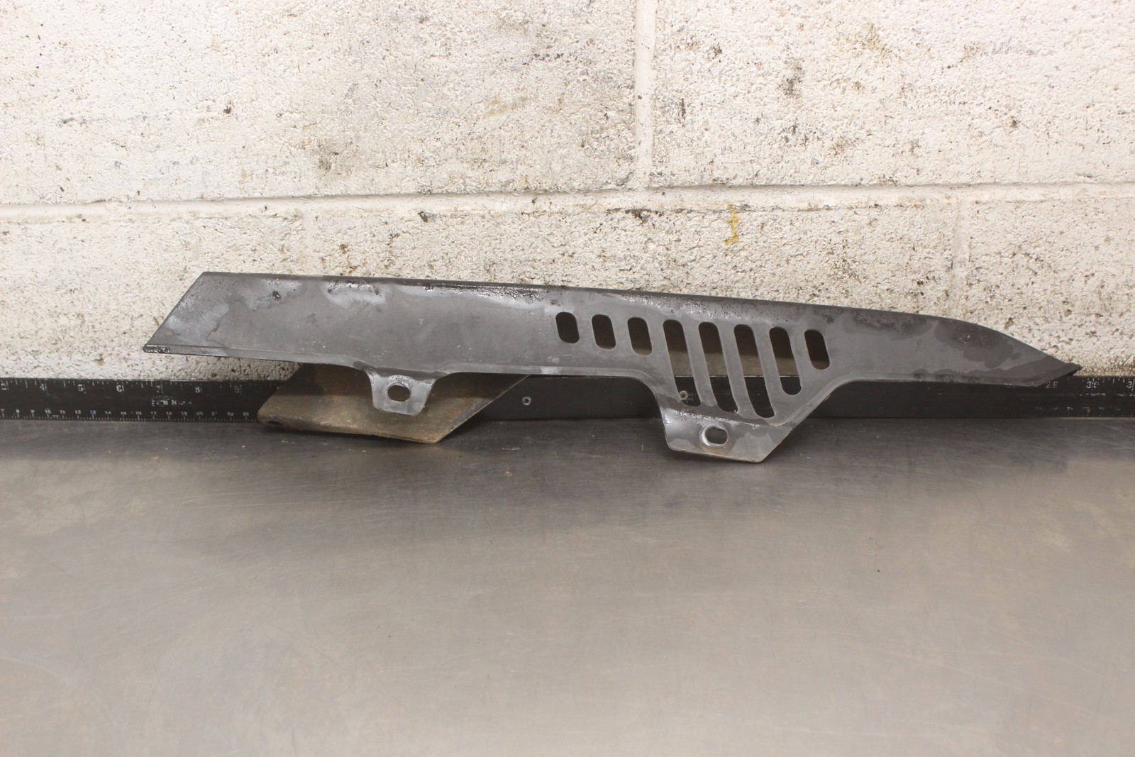 1984 Yamaha XT250 CHAIN GUARD PLASTIC COVER TRIM E106