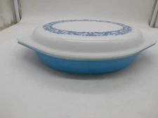 Excellent  Promotional Pyrex Blue Ivy pattern 1  1/2 QT. Divided Dish with Lid