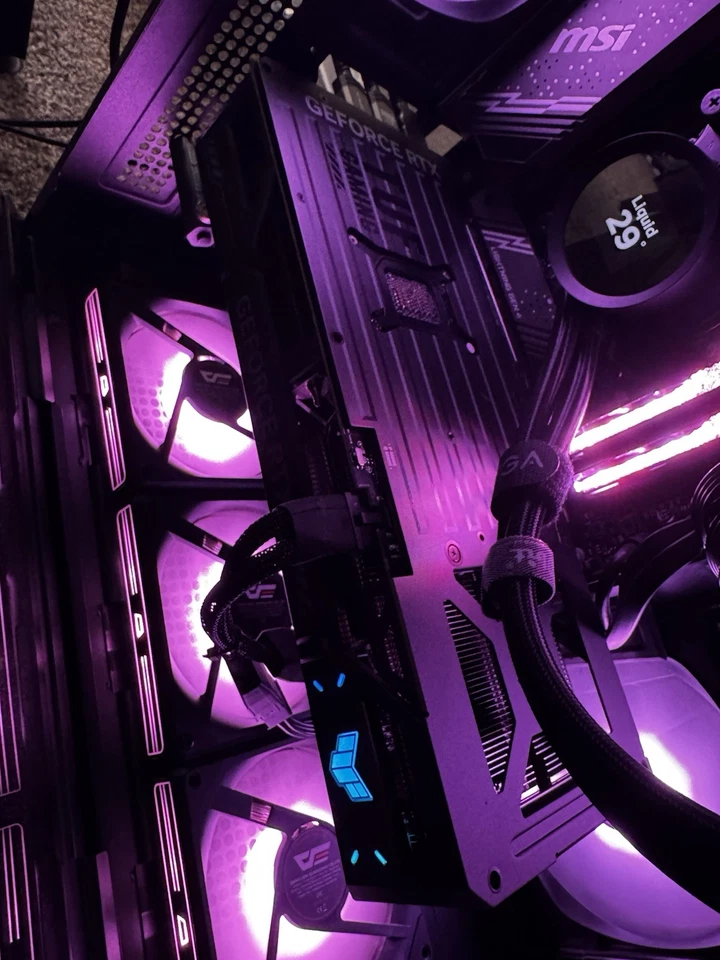 Tarjeta de gráficos ASUS NVIDIA GeForce RTX 5070 TUF Gaming OC 12GB GDDR7 Foto 2 de 2